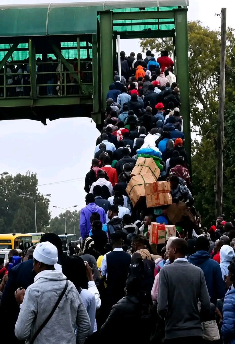 omwambaKE's tweet photo. 99% of these people are using the footbridge because they fear being punished by Geoffrey Mosiria https://t.co/Tcj66hzTVr