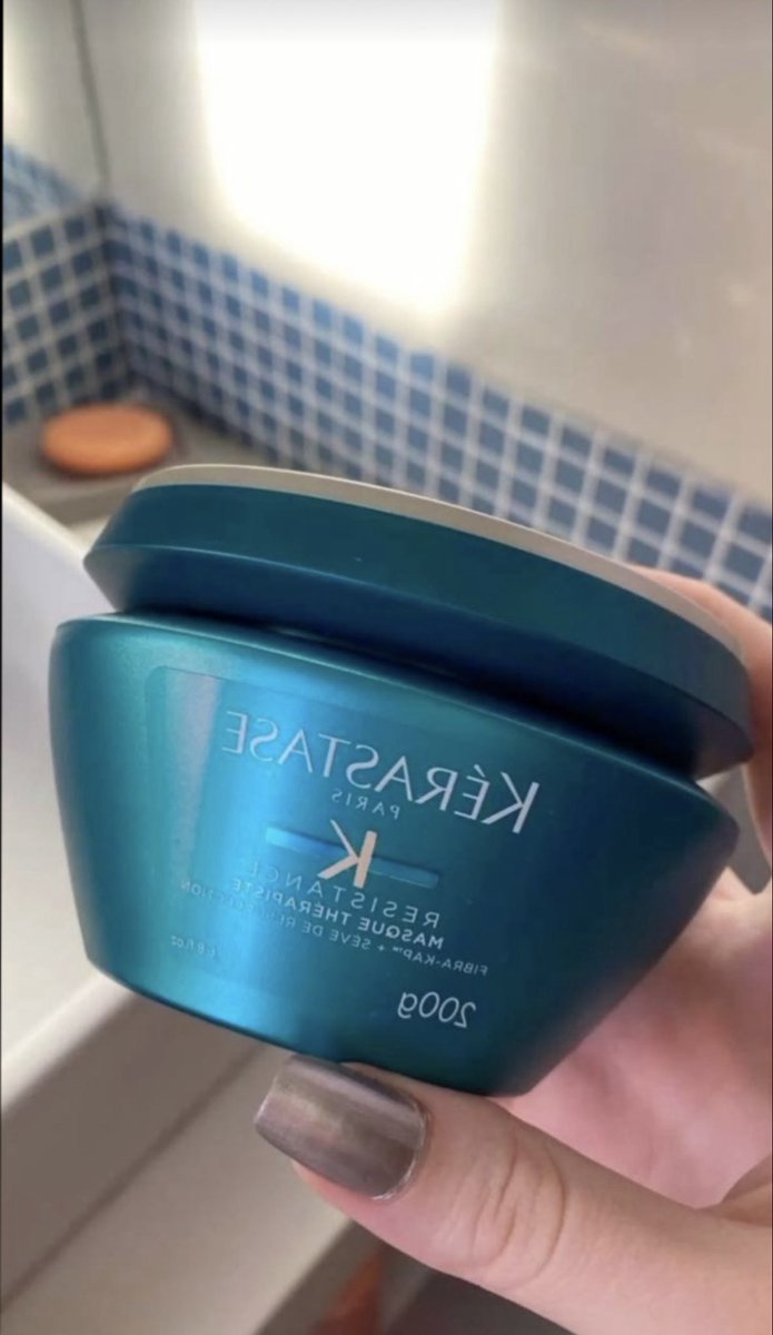 Mrymyildiz's tweet photo. Resmen kavanozda sihir var… 😭 Saatlerce saçımda beklettim, o kuru ve sert saçlarım bir anda yumuşacık ve parlak oldu. Şu an o kadar mutluyum ki ağlayabilirim.

Bunu daha önce kullanan var mı? https://t.co/FgHbqMxFFw