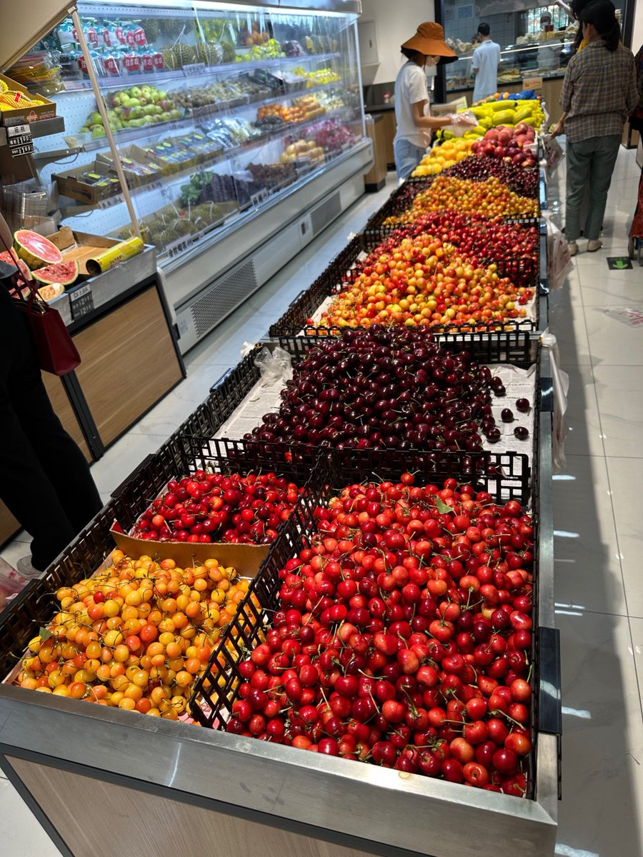 Anatomii4's tweet photo. Fresh organic spinach u0026 cherry tomatoes restocked! Grab these vibrant, nutrient-packed picks for your weekend salads today at our neighborhood market ， https://t.co/Y72maDoJx4