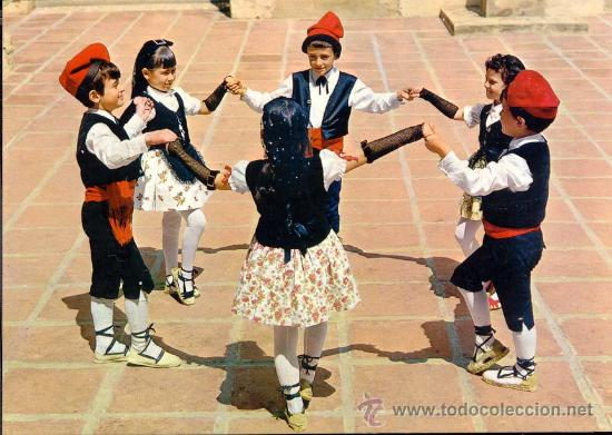neusparce's tweet photo. Gairebé tots els països i altres llocs de la Península veneren amb honor el seu vestit típic, tots menys els catalans. Per què no els fem servir en celebracions i festes nostrades? Per què ens fa vergonya i ens limitem a treure'ls per fer de pastorets per Nadal? És lamentable. https://t.co/tcg7F6VzMu