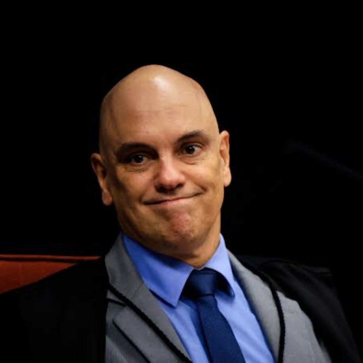 reportersalles's tweet photo. 🚨 ATENÇÃO: Justiça americana diz que documento usado pelo STF para prender Filipe Martins é falso

A transcrição oficial da audiência foi obtida pela Folha de S. Paulo e publicada no site pelo jornalista Glenn Greenwald.

Um juiz federal nos Estados Unidos concluiu que o registro de imigração americano utilizado por Alexandre de Moraes para decretar a prisão preventiva de Filipe Martins em 2024 era fraudulento. 

O magistrado Gregory A. Presnell, nomeado pelo ex-presidente democrata Bill Clinton, criticou duramente as agências americanas por esse registro falso e por se recusarem a revelar quem foi o responsável.

O juiz emitiu essas conclusões e determinou a entrega à Justiça dos documentos que permitam identificar o modo como esse registro aconteceu e quais são os envolvidos no caso, durante audiência realizada em março.