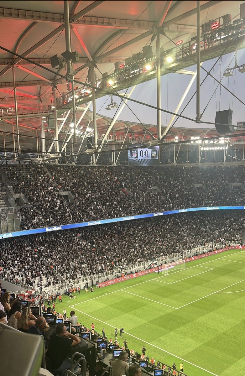 fikirmakinasi's tweet photo. Beşiktaş tribünleri organize bir şekilde siyah ve beyaz giydi. Kulüp de yaptığı duyurularla bunu destekledi. Bu kültürün oturması ve sürekli olması için Kuzey/Güney tribün isimleri yerine Siyah/Beyaz tribün isimleri çok daha güzel olmaz mı? Beşiktaş’a yakışan bir görüntü oldu. https://t.co/LMmynuTEV0