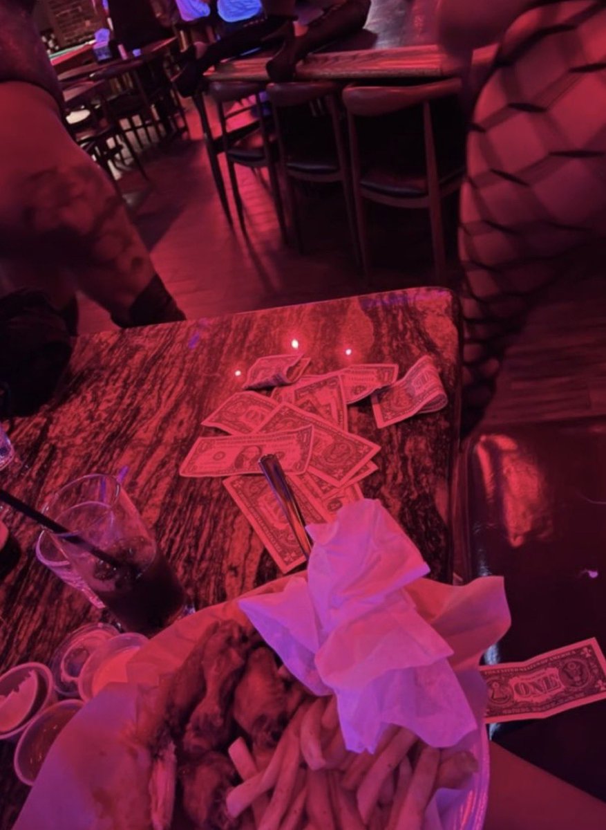 jack_snowsniffr's tweet photo. Dudeeeee😭 Lost my fucking wallet at the strip club last night and get this I left by myself mad asf but wait… I come back find my fucking wallet halleluja.. Then I’m walking out and I see my ole time reliable on the pole throw a few ones and bang‼️ Dicks a lil itchy but yolo‼️ https://t.co/QQITM15yiC