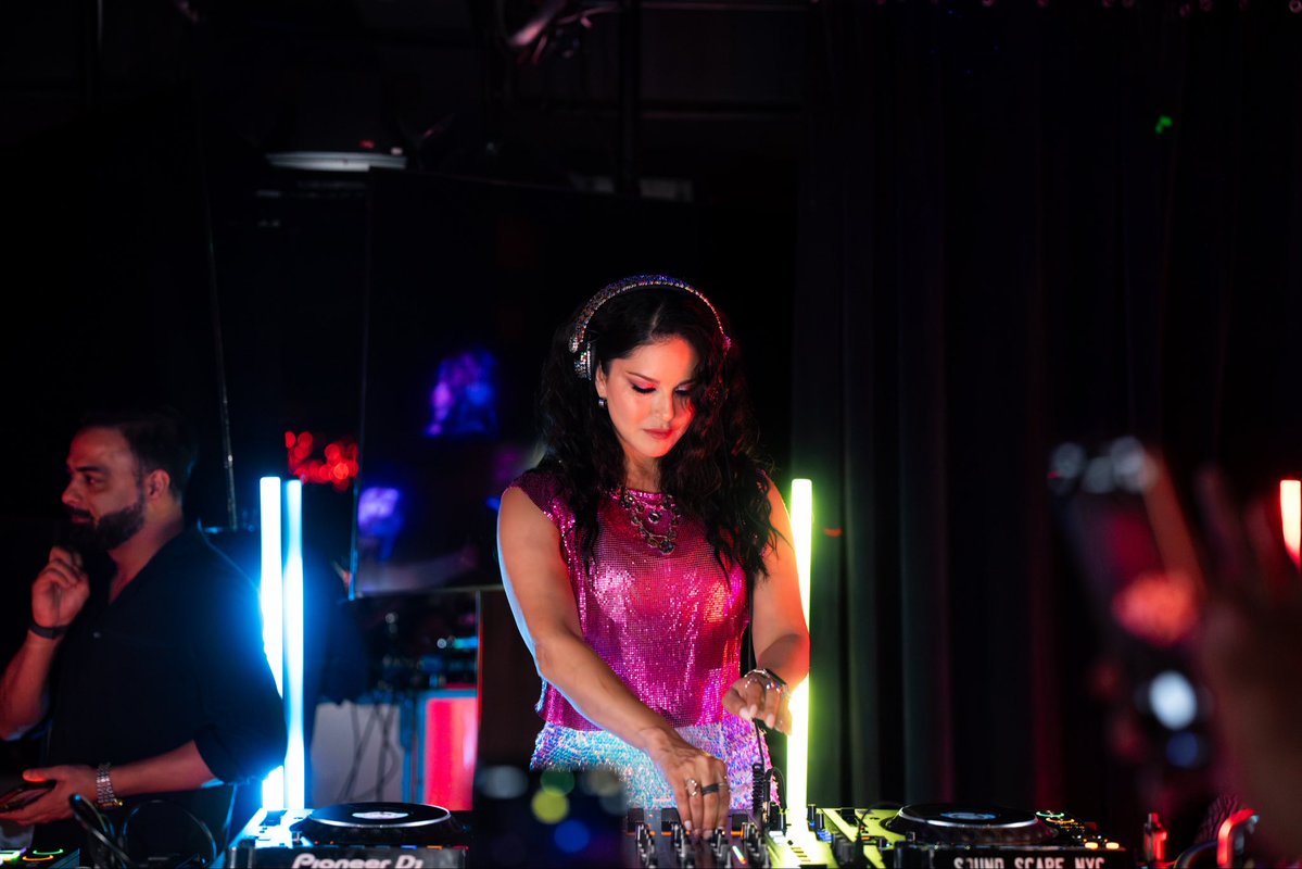 SunnyLeone's tweet photo. What are your Friday night plans?
.
.
#sunnyleone https://t.co/waK1P9lUvC
