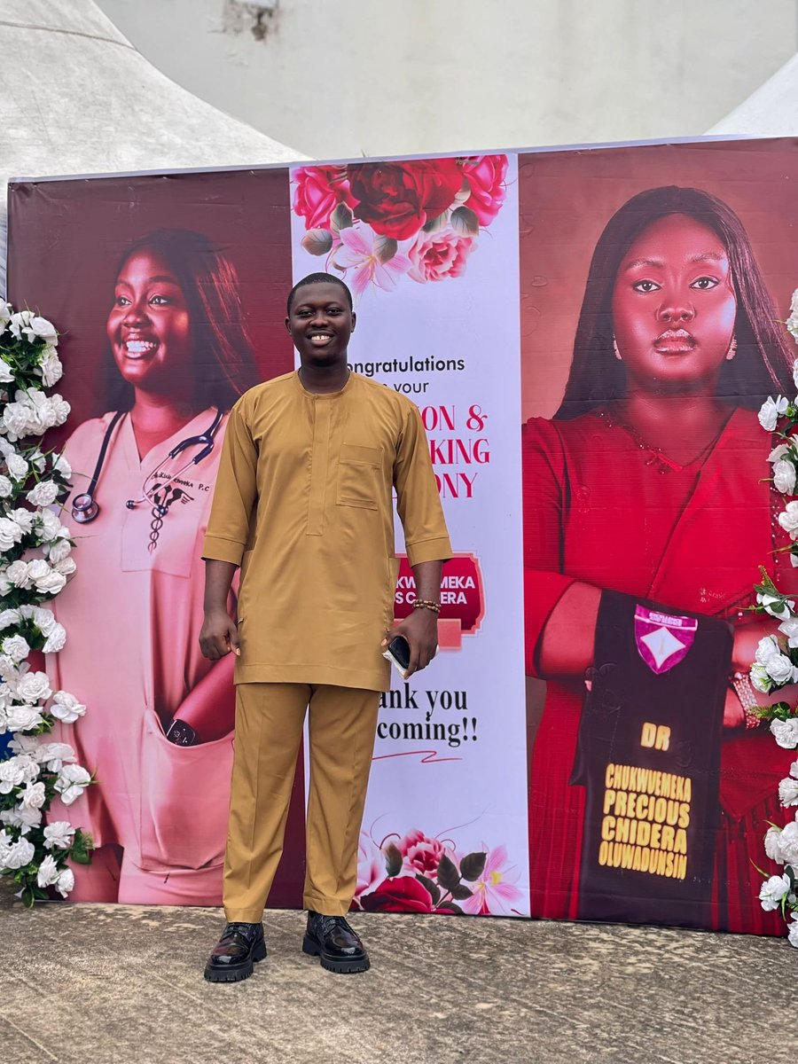 dcreativelab_co's tweet photo. There's something about seeing your work outside the screens..😊🥂

I attended an Induction where I handled the branding and it was Just a refreshing feeling seeing everyone look for the designer behind the beautiful designs..

Keep showing up guys.
See y'all at the top.🤝🔥 https://t.co/MOc8ZQ6kdI