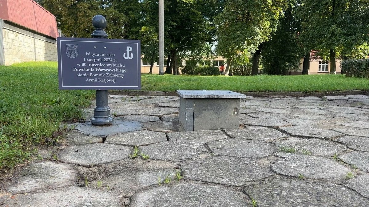 zachodni's tweet photo. Pusty plac zamiast hołdu dla bohaterów. Pomnik Armii Krajowej w Częstochowie od kilkunastu lat tylko na papierze.

https://t.co/NPLCoGqCHb https://t.co/pXkDsg0USR