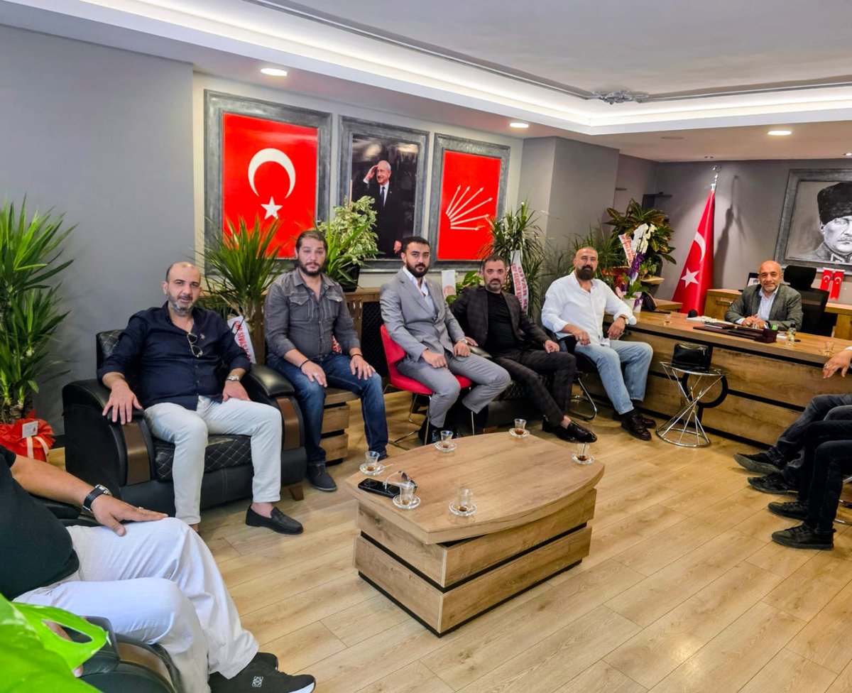 chpcankaya_'s tweet photo. İlçe Başkanlığımız bugün yine güzel bir buluşmaya ev sahipliği yaptı.

Genel Merkez Spor Kurulu Başkanımız Savaş Yıldırım ve Yönetim Kurulu Üyeleri, geçmiş dönem İl Başkan Yardımcımız Mehmet Öncü, kıymetli yoldaşımız Mahmut Yavuz, geçmiş dönem İl Saymanımız Murat Ünal ve İl Gençlik Kolları Başkanımız Ozan Kul, İlçe Başkanımız Halit Mete Oltulu’yu ziyaret ederek yeni döneme ilişkin iyi dileklerini ilettiler.

Siyasetin en güzel yanı; yıllar içinde aynı mücadeleye emek vermiş dostlarla yeniden aynı masanın etrafında buluşabilmek, geçmişin birikimini bugünün heyecanıyla yan yana getirebilmektir. Güzel sohbetleri, içten dilekleri ve dostluklarıyla ilçe binamıza ayrı bir sıcaklık kattılar.

Kapımız da gönlümüz de bu büyük ailenin bütün emekçilerine her zaman açıktır. 

Nazik ziyaretleri ve güzel sohbetleri için tüm yol arkadaşlarımıza teşekkür ediyoruz.

@herkesicinCHP 
@kilicdarogluk 
@YildirimFahri 
@METEOLTULU 

#CumhuriyetHalkPartisi #CHP #Çankaya #CHPÇankaya #ÇankayaİlçeBaşkanlığı