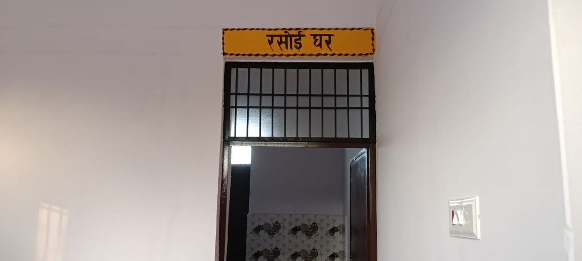 SultanpurDm's tweet photo. वायरल खबर - उ0प्रा0वि0 दरपीपुर वि0ख0 जयसिंहपुर के सम्बन्ध में अवगत कराना है कि पुराने भवन के बगल में नए भवन का निर्माण हो चुका है | दिनांक 22/8/2026 को शिफ्ट किया जाना प्रस्तावित है,सरकार की छवि धूमिल करने हेतु प्रायोजित तरीके से पुराने भवन का वीडियो वायरल किया जा रहा है| https://t.co/EhzsSYYnau