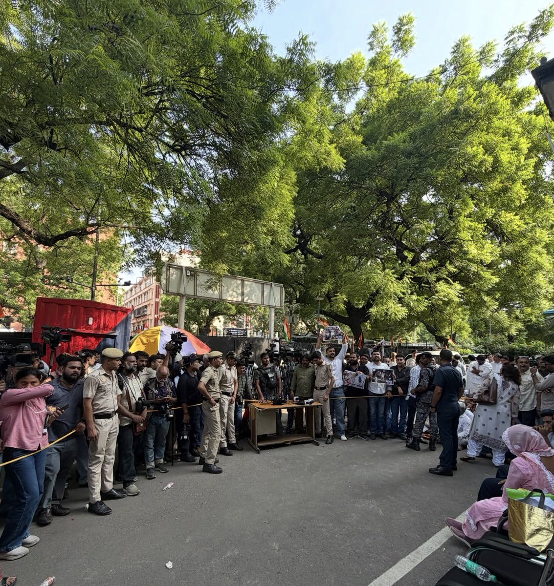 VishalcINC's tweet photo. ये न्याय का पहला कदम है- केस दर्ज किया गया है।

साहिल के शरीर और आंख में छर्रे हैं। इनके दिल के पास भी छर्रे लगे हैं, एक आंख से दिखाई नहीं दे रहा है।

हम सुबह 11:30 बजे FIR करवाने आए थे, लेकिन करीब 06:45 बजे FIR दर्ज की गई है।

सोचने वाली बात है कि जब दिल्ली के बीच मौजूद पुलिस स्टेशन पर न्याय मिलने में इतना समय लग रहा है, तो गांव और छोटे शहरों के पुलिस स्टेशन में क्या होता होगा। 

हमने हिंदुस्तान के एक नागरिक और उसके परिवार के लिए न्याय मांगा और उसमें भी करीब साढ़े सात घंटे लग गए।

जब होम सेक्रेटरी और अमित शाह ने फाइनल परमिशन दी, तब जाकर पुलिस ने FIR दर्ज की। ऐसे में आप समझ सकते हैं कि FIR रोक कौन रहा था।

पुलिस FIR करना चाहती थी, लेकिन 'ऊपर' से न्याय पर ब्रेक लगा दी गई थी।

: नेता विपक्ष श्री @RahulGandhi