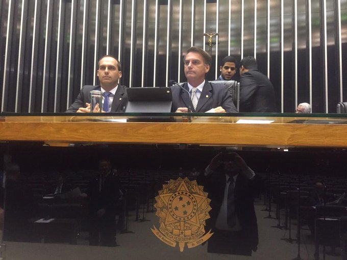 KarllaFabi's tweet photo. Michelle fritou bananinhas...nunca irei esquecer. Humilhação a alguém que não pode estar no próprio país. Vocês que pedem a madrasta no senado são cúmplices de tudo. 
Sou Bolsonaro e os filhos. https://t.co/eeMIEwRV1K