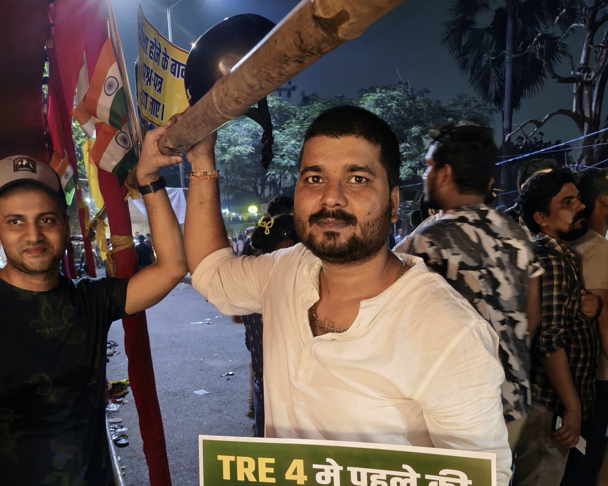 GauravK56779832's tweet photo. अभी शाम 7:10 मे गर्दनिबाग मे आंदोलन जारी है। आज कल से संख्या 2 गुनी है। 
#Bpsctre #TRE4 #Gardanibaag #patna_protest https://t.co/q9pJplWTYz