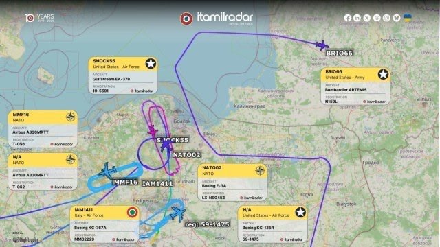 kozako01's tweet photo. ‼️Algo extraño está pasando ‼️

Se está preparando Rusia para atacar a la #OTAN? Algo inquietante está ocurriendo cerca de #Kaliningrado: la Alianza ha desplegado sin previo aviso unos 25 aviones militares y lleva varios días manteniendo en el aire aviones de reconocimiento, cazas y aviones estadounidenses de guerra electrónica

▪️El 18 de agosto, cerca de Kaliningrado operaban simultáneamente unos 25 aviones militares de la OTAN.
▪️Entre ellos se encontraban aviones E-3A AWACS, cazas de EE. UU. y Noruega, aviones de reabastecimiento, aviones de reconocimiento y helicópteros de ataque Apache.
▪️Por primera vez se avistó cerca de Kaliningrado un EA-37B Compass Call, uno de los aviones estadounidenses de guerra electrónica más modernos.
▪️Operó durante unas dos horas a lo largo del enclave ruso. Este tipo de aeronave puede interferir las comunicaciones, los radares y otros sistemas electrónicos.
▪️Un militar polaco lo calificó de “paquete especializado de reconocimiento y guerra electrónica”
▪️La actividad continuó los días 19 y 20 de agosto: aviones AWACS, de reconocimiento y de reabastecimiento volvieron a operar sobre el Báltico, cerca de Bielorrusia y del mar Negro.
▪️La OTAN confirmó la operación, pero no reveló detalles. Oficialmente, se trata de una actividad defensiva liderada por EE. UU.
▪️Paralelamente, ha aumentado drásticamente el número de interceptaciones reales de aviones rusos en el flanco oriental de la OTAN.
▪️En Polymarket, la probabilidad de un ataque contra un país de la OTAN antes del 31 de diciembre de 2026 se disparó ayer hasta un récord del 70 %.
▪️Este mercado nunca antes había registrado un nivel así. Se trata únicamente de las apuestas de los operadores, no de un pronóstico de los servicios de inteligencia, pero saltos similares en Polymarket ya han precedido en más de una ocasión a acontecimientos de gran repercusión.
▪️Polymarket se ha visto envuelto en más de una ocasión en escándalos por apuestas con información privilegiada. 
En EE. UU. incluso se ha abierto una investigación específica al respecto.
▪️En abril de 2026, un militar estadounidense fue acusado de realizar apuestas en Polymarket utilizando información secreta. Ganó más de 400 000 dólares.
▪️Un nuevo estudio ha revelado más de 150 monederos sospechosos que podrían haber operado con datos militares clasificados. Sus ganancias se estiman en unos 8 millones de dólares.