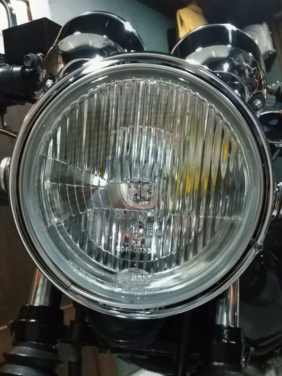 SingleRider_69's tweet photo. 悩んでいたSRのヘッドライト交換
まずはIPFを付けてみたものの(写真1)、「これじゃない感」が...
次に新たに入手したHELLAを付けてみたら(写真2、3)、おっ！イイネェ
SRの雰囲気をより引き立てる感じで良く似合ってる(自己満足)
ライトレンズの違いでここまでバイクの印象が変わるのが面白い
#SR400 https://t.co/xz109eCJDo