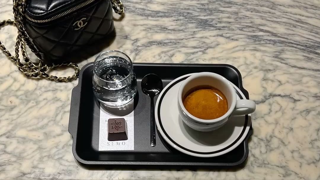 il3m0's tweet photo. أبي الوضوح ولا لقيت له مسير
كل الدروب اللي مشيتها إنفرادي

أسمع صدى قلبي بين حيرة وتخيير
وأدور على لحظة صفاء في مداري

أبني الأمل وسط ليل همومه طوابير
ويا كثر الأفكار اللي مالها طاري

أثبّت يقيني لا يتهاوى ويطير
وأحلم بصبحٍ يزيد إنبهاي https://t.co/ddH1tVGYad