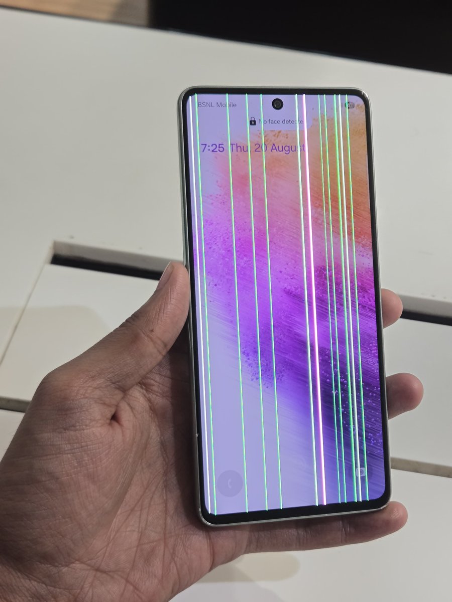 swing_analyst_'s tweet photo. Extremely frustrating experience with @SamsungIndia
​My 3year old device developed severe green lines across the display out of nowhere without physical damage, but the service center denied replacement support.

​#SamsungIndia #DisplayIssue #GreenLine https://t.co/nnz5AcgZ4p