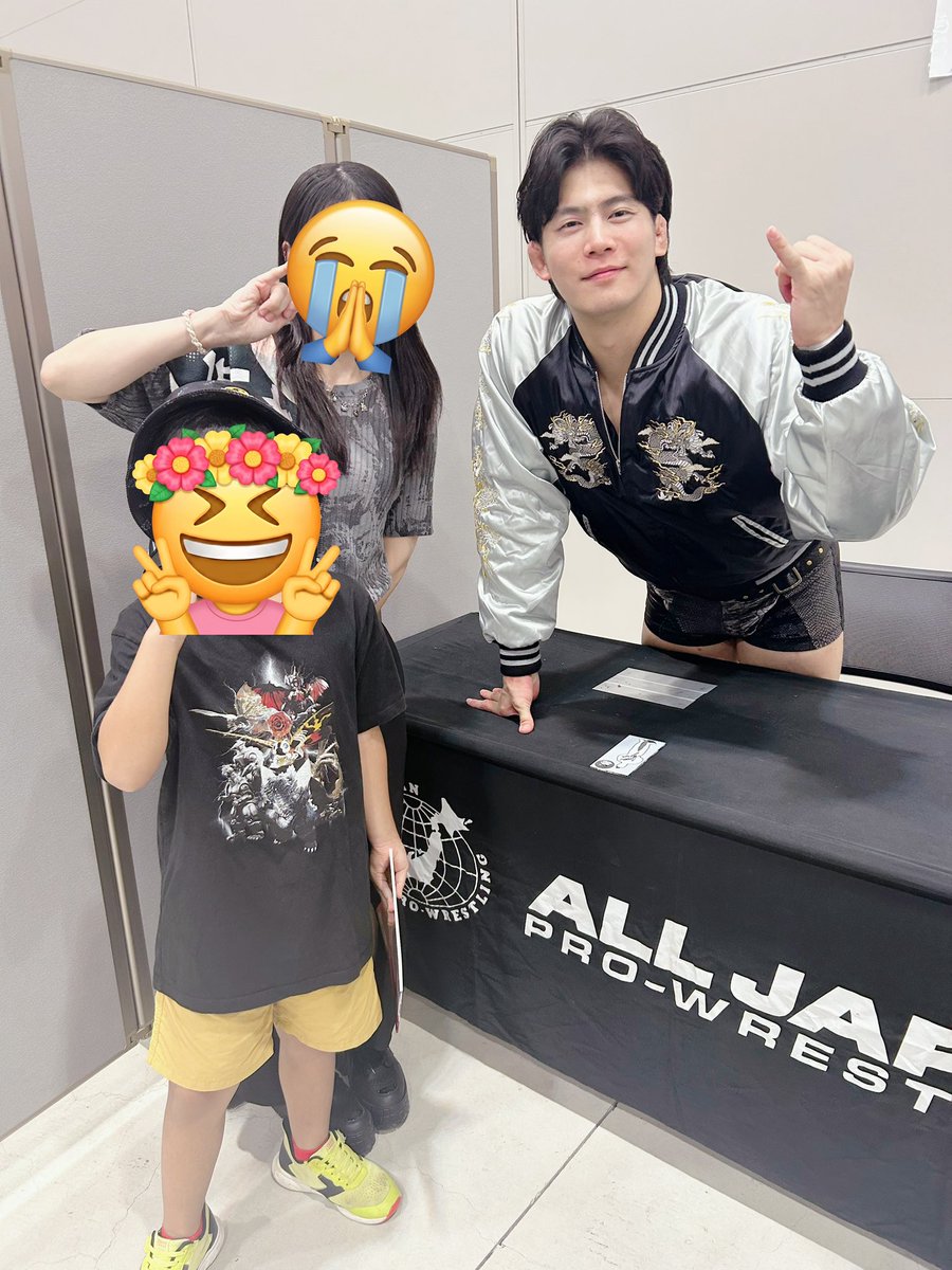 ohaka1234's tweet photo. まじで超超超かっこよかった😭❤️‍🔥❤️‍🔥❤️‍🔥
息子に話しかけてくれて、「プロレス好きなの？将来はプロレスラー☺️？？」って聞いてくれたけど、息子が首を横に振ったら、わはは！と大きく笑ってくれて神だった😭✨✨息子の将来の夢はドーナツ屋さんです、すみません！でも喜んでました😭❤️
 #ajpw #安齊勇馬 https://t.co/pqyslD3zJn