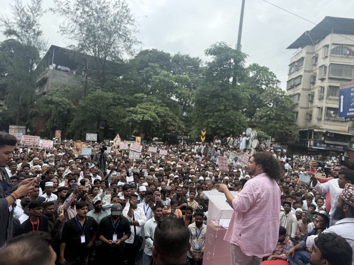 Sujat_Ambedkar's tweet photo. उल्हासनगर में आज वंचित बहुजन आघाड़ी ने उल्हासनगर के वंचित समूह के 32 घरों और मस्जिद पर कार्रवाई की नोटिस के विरोध में भव्य जनआक्रोश आंदोलन किया। हम उल्हासनगर के उन नागरिकों के साथ खड़े हैं, जिन्होंने इस शहर को बसाया है और जिनकी मेहनत से यह शहर बना है। उनके घर हम कभी टूटने नहीं देंगे।

जिन 31 घरों और मस्जिद को कार्रवाई की नोटिस दी गई है, उन नोटिसों को वापस लेकर कार्रवाई तत्काल रोकी जाए।

उल्हासनगर के सभी घरों को नियमित किया जाए। उन लोगों को घर टैक्स, पानी बिल, बिजली बिल जैसे सभी दस्तावेज उपलब्ध कराकर हर व्यक्ति के घर को उसके नाम पर करने का काम सरकार तुरंत करे।

उल्हासनगर में का मंदिर, मस्जिद, गुरुद्वारा, चर्च, पारसियों का फायर टेंपल हो या बुद्ध विहार—उल्हासनगर में जो भी पुरानी धार्मिक संस्था है, उसे स्पेशल विंडो का दर्जा दिया जाए और किसी भी धार्मिक स्थल को हाथ नहीं लगाया जाए। यह वंचित बहुजन आघाड़ी की सरकार से मांग है।

वंचित बहुजन आघाड़ी उल्हासनगर के घरों को बचाने के लिए किए जाने वाले आंदोलन में कंधे से कंधा मिलाकर खड़ी रहेगी। जब किसी के घर पर मुसीबत आएगी, तब वंचित बहुजन आघाड़ी के कार्यकर्ता, नेता, पदाधिकारी और नगरसेवक उन घरों को बचाने के लिए और वंचितों की मदद के लिए लड़ेंगे।

हर एक घर को बचाने के लिए हमें रास्ते पर उतरना होगा और सरकार को बताना होगा कि हम एक भी घर टूटने नहीं देंगे।

#Ulhasnagar #उल्हासनगर #VBAForIndia
