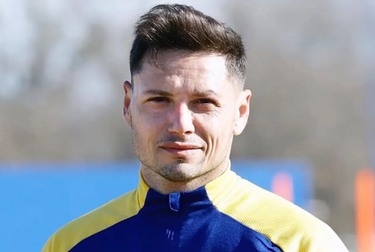 Nicoambrogi's tweet photo. Mauro Zarate en ESPN 

🗣️ "Es muy difícil explicar lo que es jugar en Boca. Fue mi mejor experiencia. Si sabés disfrutar del día a día es hermoso. Lo que se vive ahí es increíble". 

🗣️ "Zeballos es oro para Boca. Lo mejor sería que renueve y siga jugando. Lo pueden vender en cualquier momento. Para mí es mejor que Villa".

🗣️ "En ese equipo era Carlitos y despues estabamos todos por abajo. Se respetaba lo que decía el y el era nuestra figura y modelo a seguir" 

🗣️ "Si me tengo que quedar si o si con un solo jugador me quedo con Flores. Lo veo más punzante, mas desequilibrante. Aranda es más lirico y más armador. Son los dos buenisimos pero Flores me gusta más, cuando arranca es terrible"

🗣️ "Fue una mala decisión irme de Boca