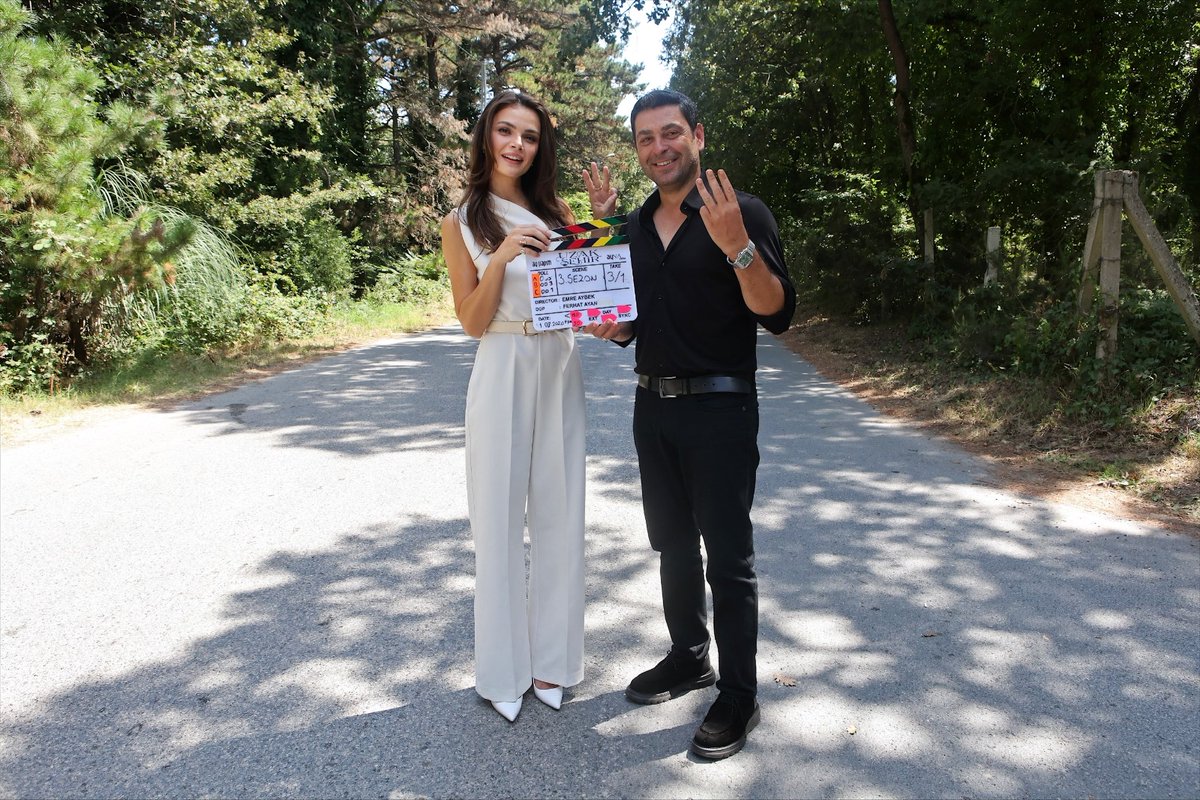Uzaksehirdizi's tweet photo. Klaket açıldı, hikâye yeniden başladı. 🧡

#UzakŞehir 3. sezonuyla yakında #KanalD’de!

@ayna_yapim @ayyapim @KanalD https://t.co/x6ZivhPQST