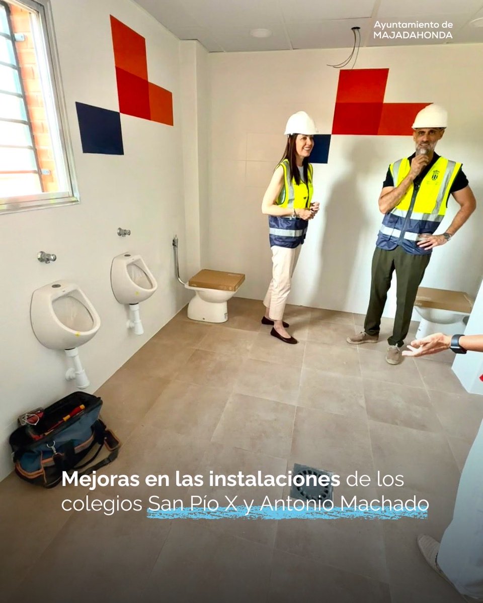 MajadahondaAyto's tweet photo. 🚧🏫👩🏻‍🏫 En vacaciones escolares, el @MajadahondaAyto está realizando obras de mejora en centros educativos.

La alcaldesa visitando trabajos en curso, en 2 de ellos:

 ✏️ San Pío: mejora del solado del patio y  de la escalera de acceso.

✏️ A. Machado: reforma integral de 4 baños. https://t.co/4vCTR0pgLR