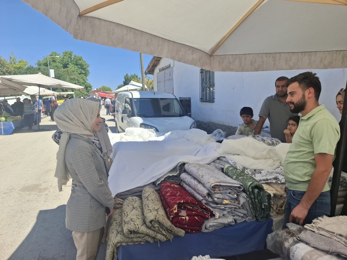 AtkaracalarK's tweet photo. Kaymakamımız Sn. Saliha KARATAŞ, ilçemizde kurulan cuma pazarını ziyaret ederek esnafımız ve vatandaşlarımızla bir araya geldi. https://t.co/j4mCdoC51X