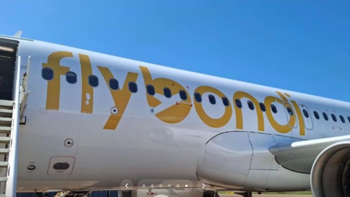 eugetale's tweet photo. Flybondi vendió pasajes por US$19 millones sin capacidad real de volar. El dueño es Leonardo Scatturice, ex agente de inteligencia que organiza parte de la agenda de Milei en sus viajes a Estados Unidos y está conectado con la corrupción en ARSAT. 

El organismo de control mira para otro lado… “Un problema entre privados”.
