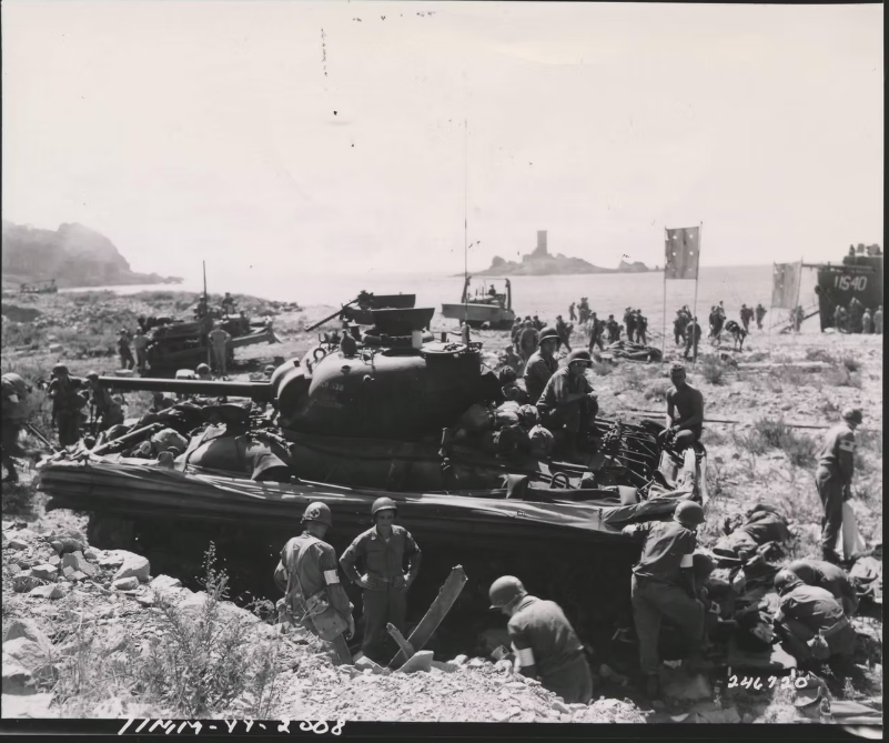 MenWhoWoreTheT's tweet photo. Springing the trap on Highway 7! ⚡ On August 21, 1944, the 36th Infantry Division left the Riviera beaches behind. To maintain their blistering pace into the French interior, the 143rd Infantry hitched rides directly on the decks of M-10 Tank Destroyers. https://t.co/yHlD8WPHEN