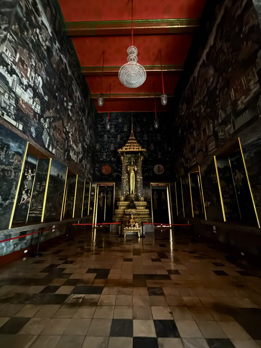wulunniwulunni's tweet photo. วัดพระแก้ววังหน้า ตอนปิดหน้าต่างมืด ๆ ก็ขลังไปอีกแบบ https://t.co/JcFl0daW0D