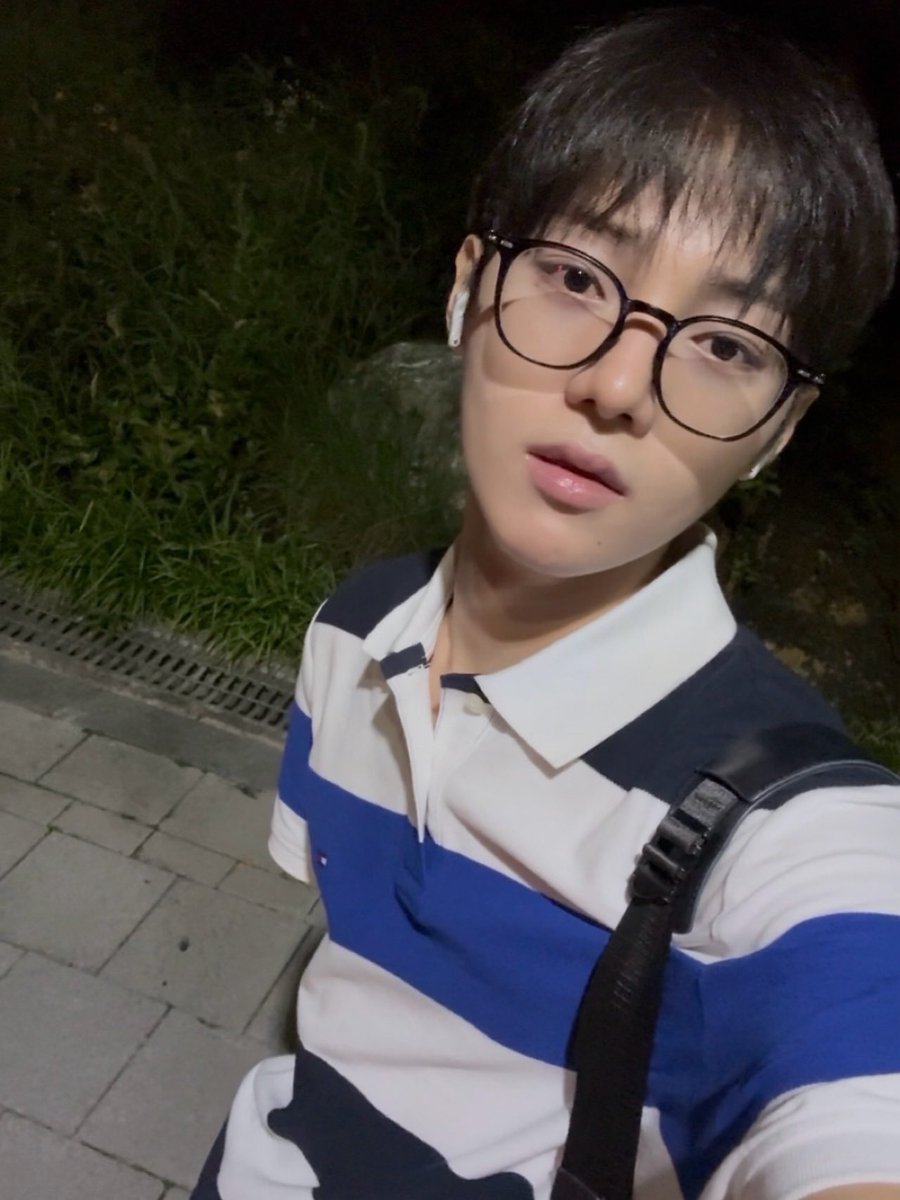 sctoGh_408's tweet photo. 아 찐안경인가봐 눈이 반쪽 됐어
귀여워서 웃음만 나옴 https://t.co/SYYStBYnkC