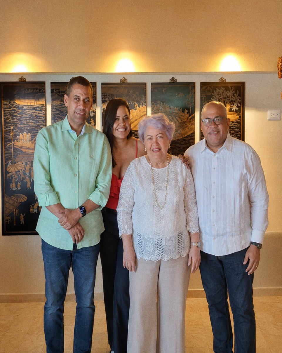 ggomezmazara's tweet photo. Hoy Carmen Ramona Danilda Mazara Ubiera dice arribar a sus 79 años 🎂, aunque los rumores (🤫) hablan de números superiores. Le compramos la narrativa. 🤣

Ejemplo de madre y fortaleza. ¡Vamos por los 100! 🙏❤️

PD: los otros dos de la foto son adoptivos. 🤣 https://t.co/WObd3K6EyM