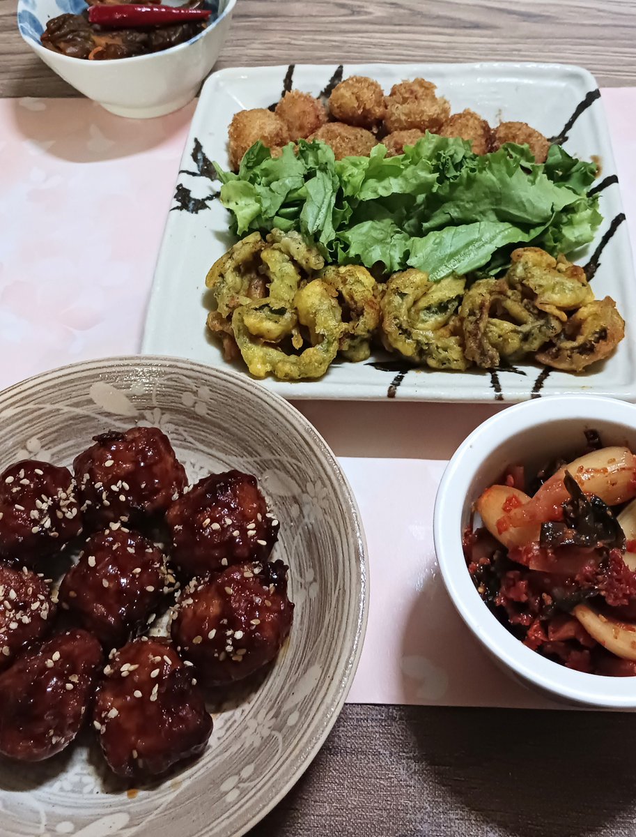 Ako78084697's tweet photo. #おうちご飯
▪️蓮根入り肉団子
▪️グリーンサラダ(🥬🥑🥝🧀🫒)
▪️湯葉豆腐
▪️かぼちゃの煮物🎃͙
▪️ゴーヤのカレーフリッター&amp;ギョニソフライ
▪️らっきょうキムチ
▪️ピリ辛🥒

夏の疲れが出やすい時期…
皆様もご自愛下さい😊🍀 https://t.co/4s4jked93c