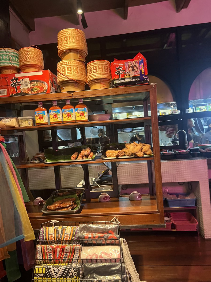fanglong1234567's tweet photo. 挂着复古招牌的小店,空气里弥漫着特有的酸甜香气。大颗饱满的虾仁、爽脆的豆芽和吸满酱汁的河粉,挤上一抹青柠汁,一口下去,真是征服了我的胃。
端上桌的时候,我还有犹豫,进口才给我冲击,朋友们有没有这种经历呢?#BangkokFood #PadThai #宝藏店铺#泰国美食 https://t.co/m046wFqjgh