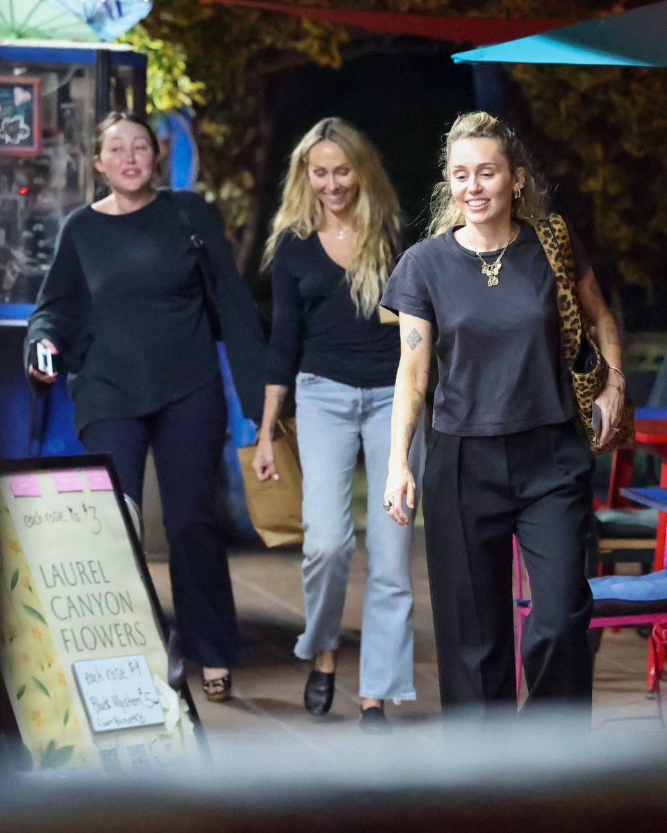 PageSix's tweet photo. Miley Cyrus, Tish Cyrus and Noah Cyrus were spotted getting dinner together at Pace in Los Angeles 🖤 📸: Daily Stardust / BACKGRID https://t.co/h5uumZXCYp