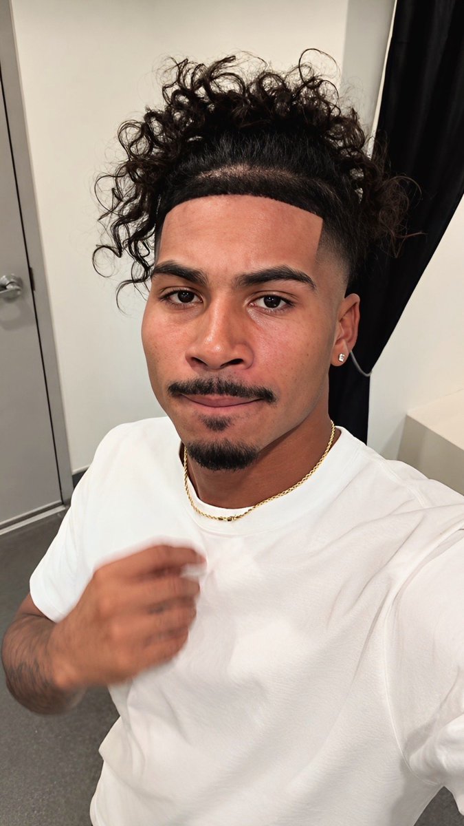 MissPosEmilia's tweet photo. Sincere serving major face card in this selfie… like excuse me sir?! 😭😍 https://t.co/2XcirsGAOj