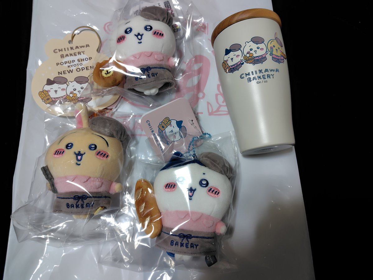 MITCH06R2's tweet photo. イオンモールkyotoは諦めて、京都駅のちいかわベーカリーの方に行きました。19時からのフリー入場で入れました。タンブラーは自分用、マスコットは田舎のチビに送ってやります。 https://t.co/1F12nrmElv