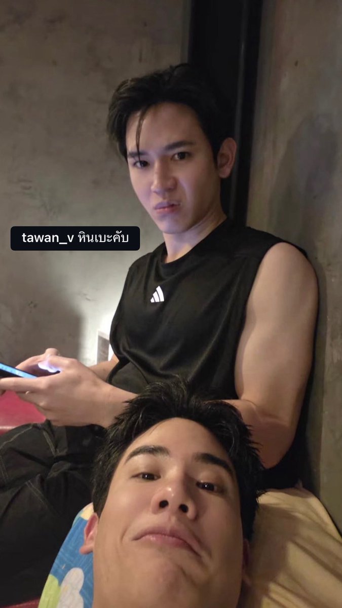 taytawanewwiee's tweet photo. “หินเบะคับ”
“ส่งลูกคับ”

คือพึ่งรู้ว่าเดี๋ยวนี้มันใส่แคปชั่นใต้รูปได้ทุกรูปเลย อานนิ้น่ารักเนอะ ปะป๊าฮีเติมครบหมดเลย แฟมมิลี่แมนฉุดฉุดง่ะ😭
#TayNew ; #POLCASAN https://t.co/FzcTD79G2F