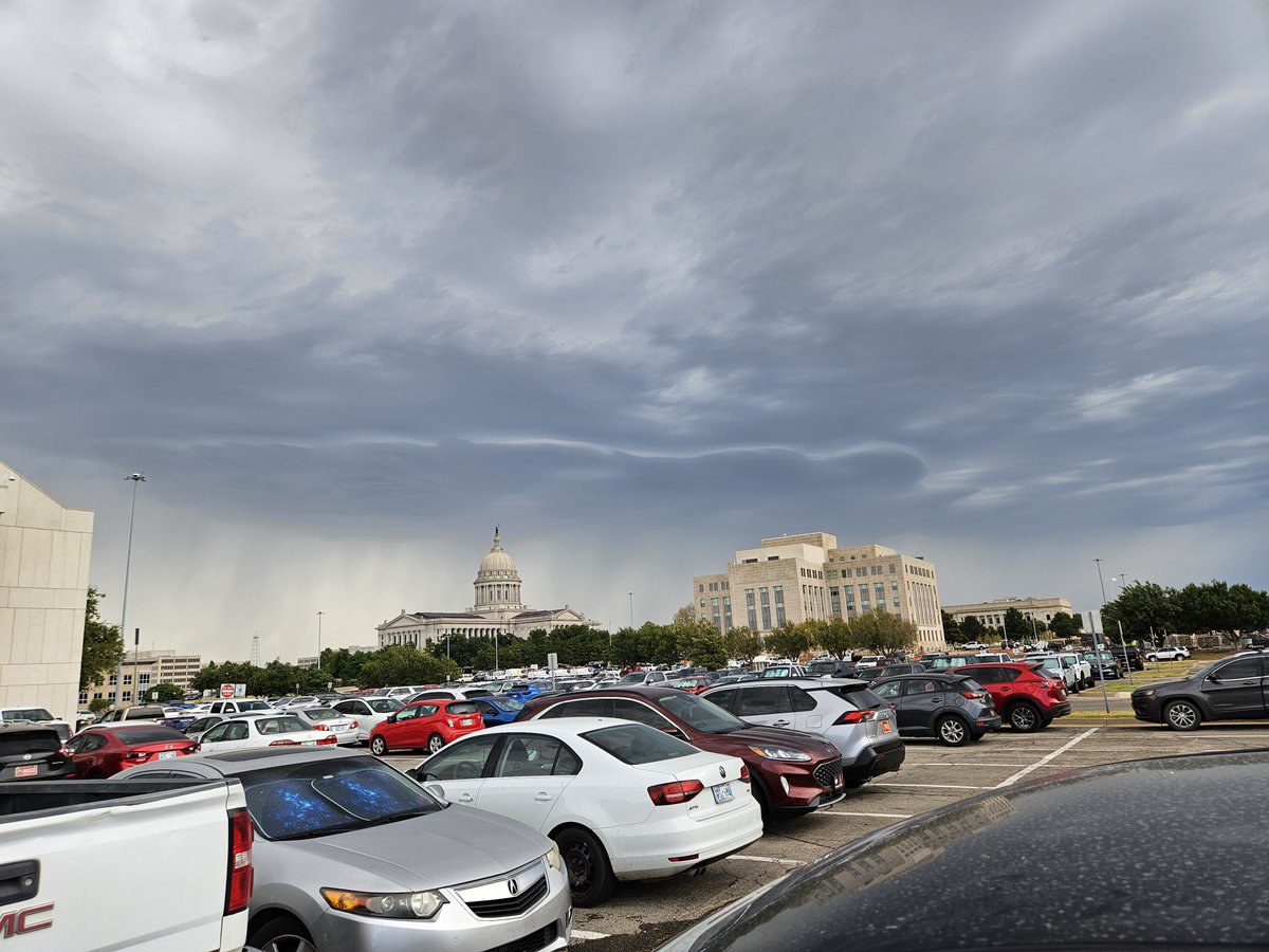 ccrosswhite's tweet photo. Pretty cool clouds over the state capitol this morning!  #okwx https://t.co/sUqmZ8vH5w