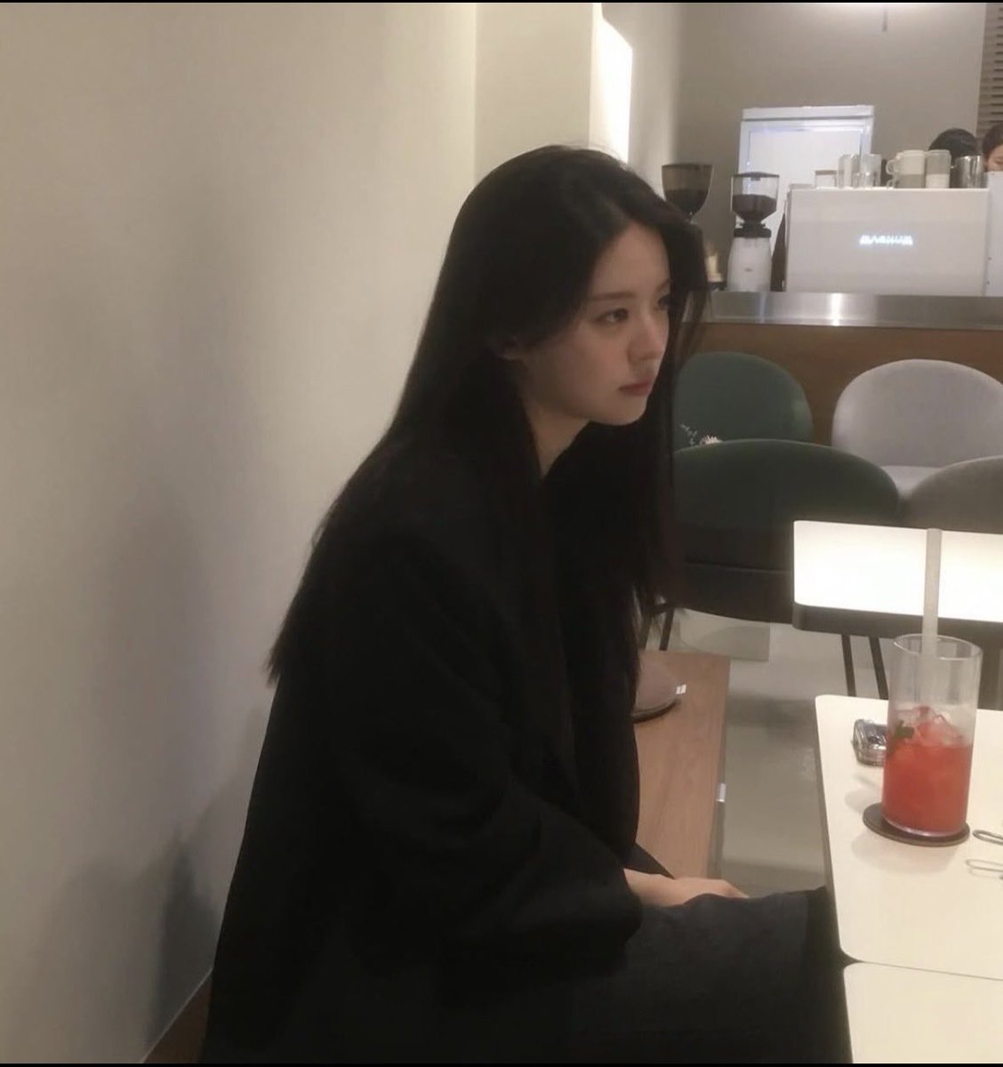 bes11060918's tweet photo. 내가 좋아하는 배우여서가 아니라 진짜 키 168에 엄청난 비��,차가운 냉미녀미와 토끼같이 귀여운 온미녀미를 넘나드는 다채로운 이미지의 비주얼, 역할마다 같은 사람이라는게 떠오르지 않을 정도의 훌륭한 연기와 주변사람들에게 잘하고 항상 겸손한 태도를 가진 인성까지 정말 단점이 없다 https://t.co/I3JUjz0nNA