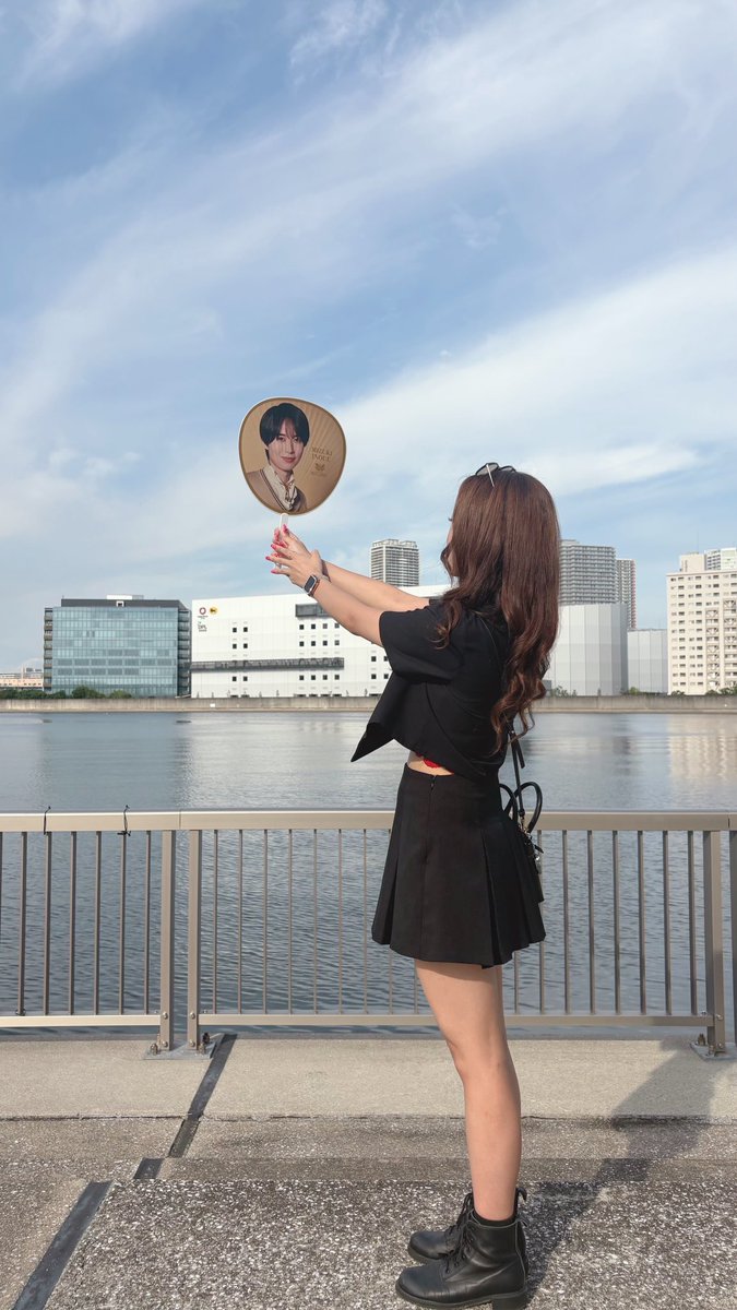 nn7311's tweet photo. 👈ポーズがわからんくて真顔証明写真

友達のご指導の元いい感じになれた👉 https://t.co/VEN51dOlkO