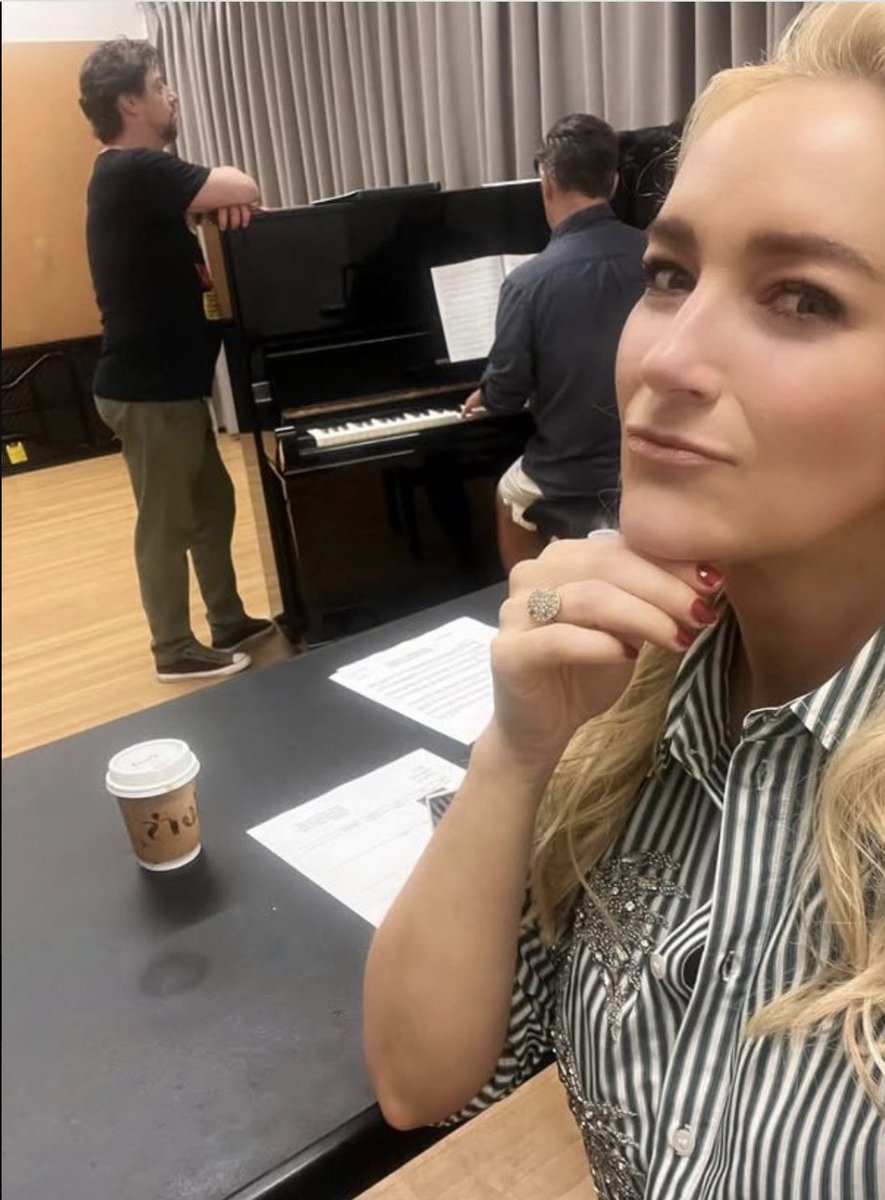 VGooner16506's tweet photo. Everyone's talking abt CBorle's ass but no one's talking about how hot Betsy Wolfe looks she's so gorgeous omgggg one chance girl please PLEASE https://t.co/Tvg2c9CMPj