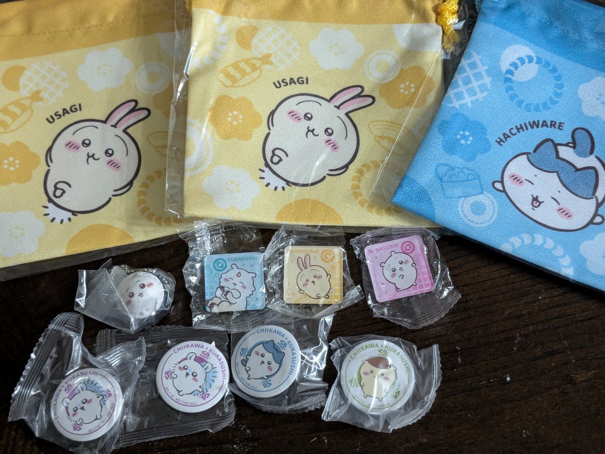 megurn2's tweet photo. くら寿司ちいかわ行ってきた！
人すご過ぎて注文なかなか出来なかったけど、何とかうさぎとあのこGET！
フィギュアが１個なの悲しいけど、みんな可愛いからヨシッ！
巾着うさぎが2枚なのは娘ちゃんと1枚ずつだから。 https://t.co/iCP7opF6pe