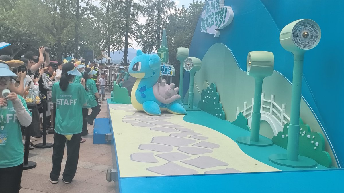 LoveLapras's tweet photo. 🥳🥳🥳
（旁白内容：图鉴介绍 / 合影注意事项 / 告别）
（ナレーション内容：図鑑紹介 / 撮影時の注意事項 / お見送り）
（Narration Content: Pokédex Intro / Photo-Op Rules / Pokémon Farewell）
#ポケモン #ラプラス #杭州 #pokemon #lapras #hangzhou https://t.co/HY5SAAKlEl