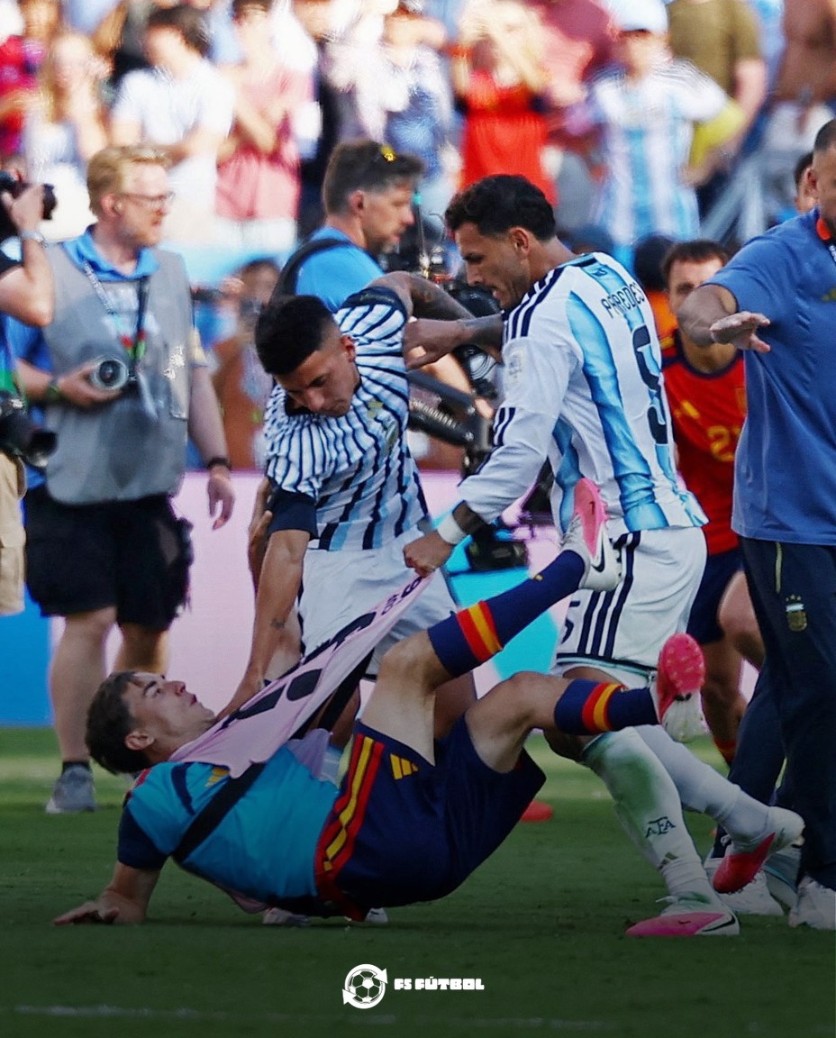 f5_futbol's tweet photo. 🇦🇷🇪🇸 La FIFA SANCIONÓ a jugadores de Argentina y España por los incidentes en la final del Mundial 2026.

🔴 Paredes: 10 partidos + 90.000 USD
🔴 Molina: 7 partidos + 90.000 USD
🟡 Almada: 1 partido + 30.000 USD
🟡 Ayala: 3 partidos + 30.000 USD
🟡 Gavi: 1 partido + 30.000 USD

Las suspensiones se aplican a los próximos partidos de sus selecciones ⚖️🏆