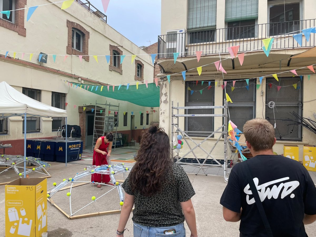 sants3radio's tweet photo. Entrevistem a la presidenta de la Federació de la #FestaMajor de #Sants, Aina Puerto.
A poques hores de començar les festes parlem dels últims detalls i novetats de la @FMSants als onze carrers i places que es guarneixen.🎉

📰Notícia i fotos📸👉https://t.co/tiQKE9hNWK https://t.co/RZTn2NrSKc