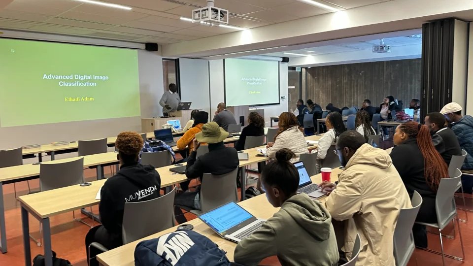 AuHCSouthAfrica's tweet photo. 🌍@DEarthAfrica has partnered with @WitsUniversity to train postgraduate students in applying Earth observation and AI to monitor vegetation, agriculture and biodiversity.

The partnership is expanding opportunities for applied research through tech.
🔗https://t.co/Vf1bXzaI4z https://t.co/pxi5lrQYt8