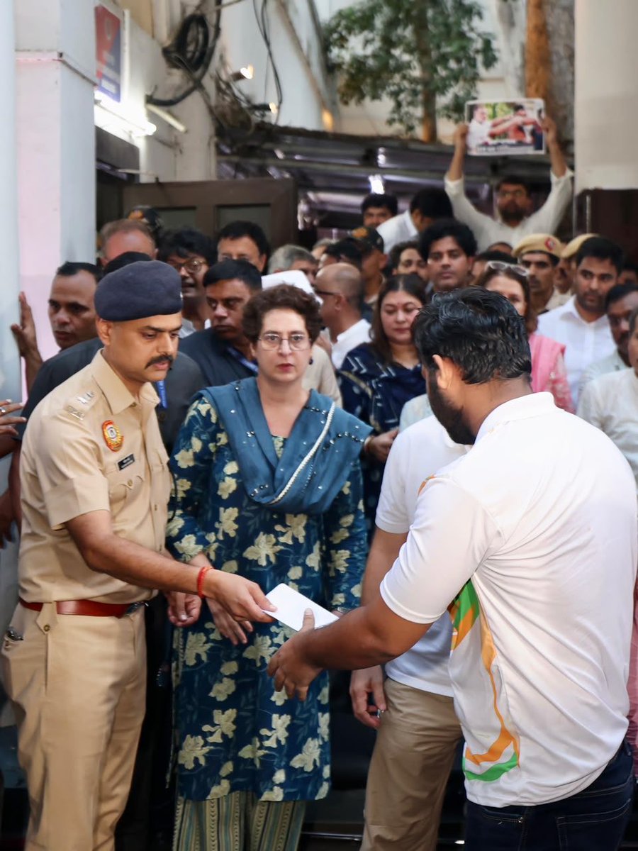 kcvenugopalmp's tweet photo. They have bent. They were forced to bend. 

Finally, after Rahul Gandhi ji himself protested for hours demanding an FIR for Sahil’s pellet injuries - the Delhi police was compelled to register an FIR. 

This should have been a straightforward case, since a cognisable offence took place. Yet, the Delhi Police under Amit Shah’s instructions dragged its feet. 

Eventually, when public pressure mounted - arrogance was defeated. It is a shame that basic Constitutional rights are denied by default, and granted only as a favour when massive pressure is applied.