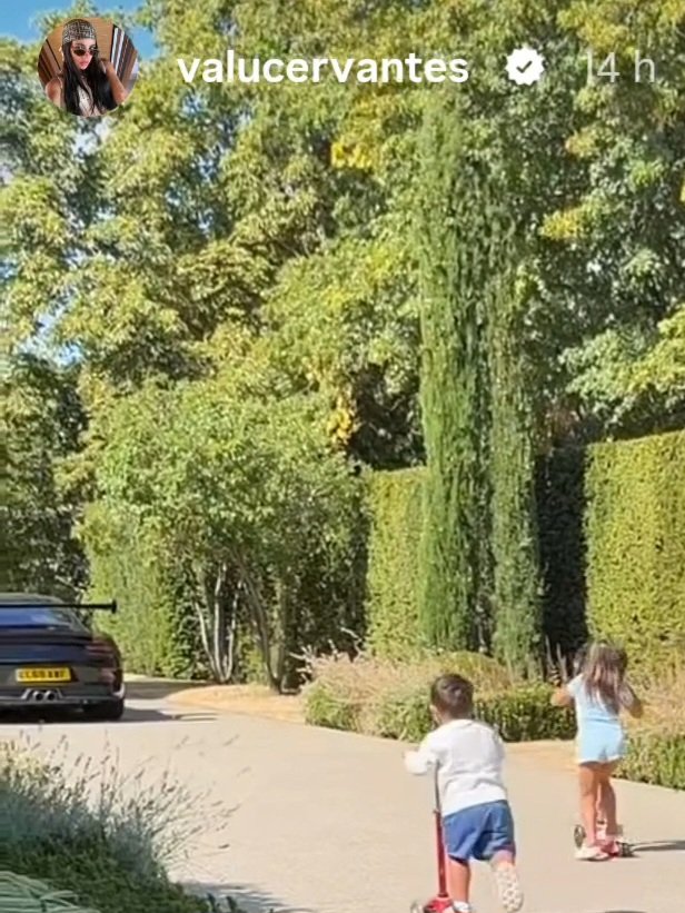 Gaabanaa's tweet photo. Para los que preguntaban porque Enzo laburaba con todas las marcas como si le debiera plata a un narco, el tipazo le agarro el gustito a los AUTOS DEPORTIVOS jzksjajj empezó la colección con una Ferrari y un Porsche: https://t.co/n9SsmyajeV