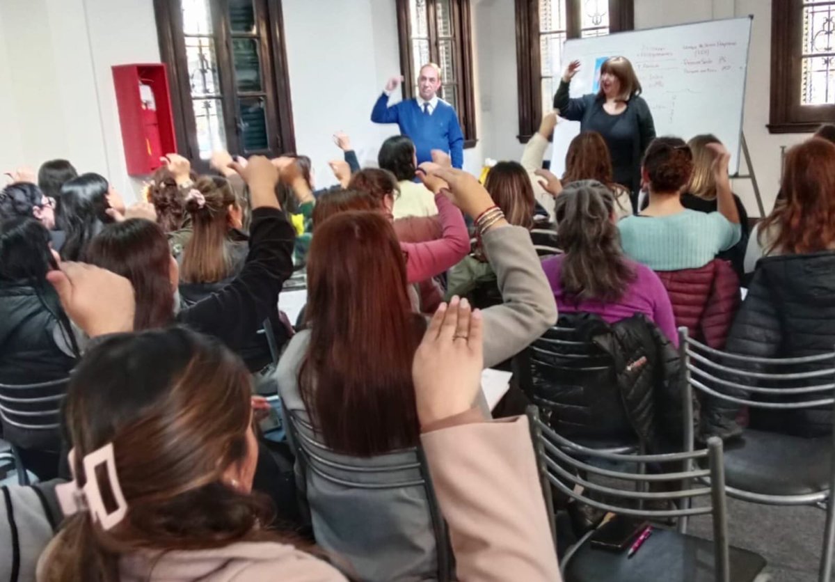 MinSaludMza's tweet photo. ➕ ACCIONES CONCRETAS DE INCLUSIÓN 

Como la equidad y la igualdad en el acceso a la salud se construyen todos los días, la Subsecretaría de Gestión y Administración puso en marcha una nueva capacitación en Lengua de Señas para el personal del sector público.

🏥 La enorme respuesta y participación del equipo de salud demuestra la convicción de derribar barreras de comunicación y brindar un trato más cercano, humano e inclusivo.

La modalidad presencial de las clases quincenales están pensadas especialmente para quienes están en la primera línea de atención con los pacientes y sus familias.

Formarse en lengua de señas es dar un paso gigante hacia una salud provincial pública verdaderamente accesible para todas las personas. 

Agradecemos el enorme compromiso de los trabajadores que se suman a transformar cada consulta en un espacio más justo.

📧 ¿Querés más información sobre esta y próximas capacitaciones?

Escribinos a: dirmodernizacionsal@mendoza.gov.ar