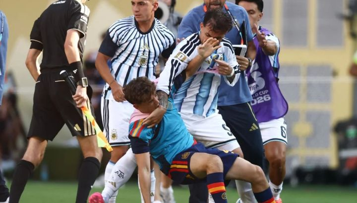 la12tuittera's tweet photo. 👀LEANDRO PAREDES recibió ¡10 PARTIDOS DE SUSPENSIÓN! en la Selección #Argentina por la pelea en la final de la Copa del Mundo.

💰Además, recibió una multa de 90.000 dólares.

🗣️La @AFA anunció que APELARÁ esta sanción y puede llegar al TAS. https://t.co/3YlzUoU4Zt