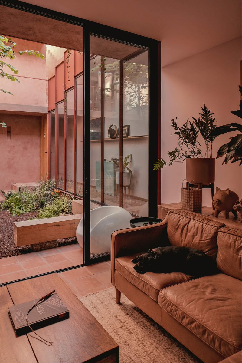 archiscan's tweet photo. Love how this home uses warm red tones and open courtyards to blur the line between indoor and outdoor living. Warm, open, and effortless design. 🏡✨

Architect: Práctica Arquitectura
Location: Mexico 
#home #design https://t.co/WPK6VnPYkh